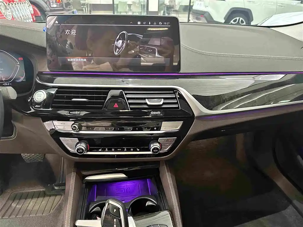 BMW 5 Series — миниатюра 10