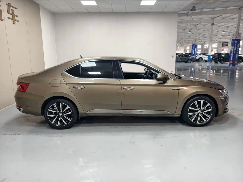 Skoda Superb — миниатюра 8