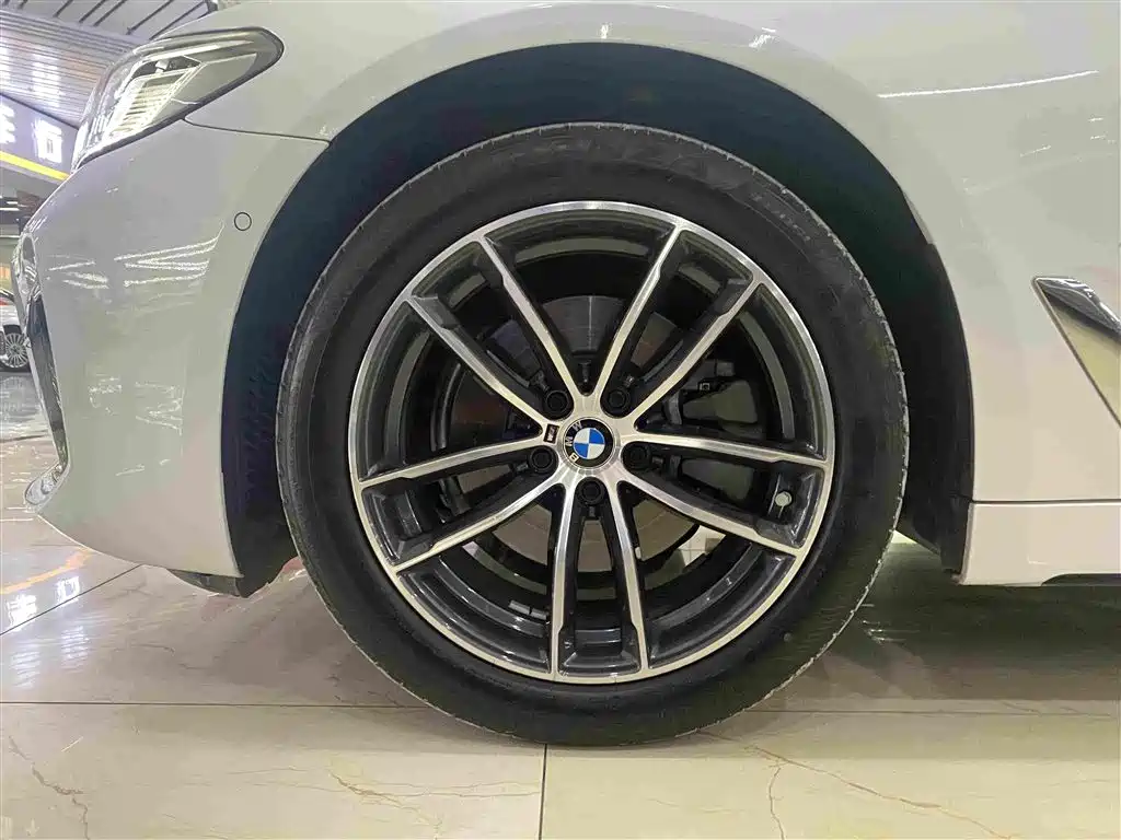 BMW 5 Series — миниатюра 5