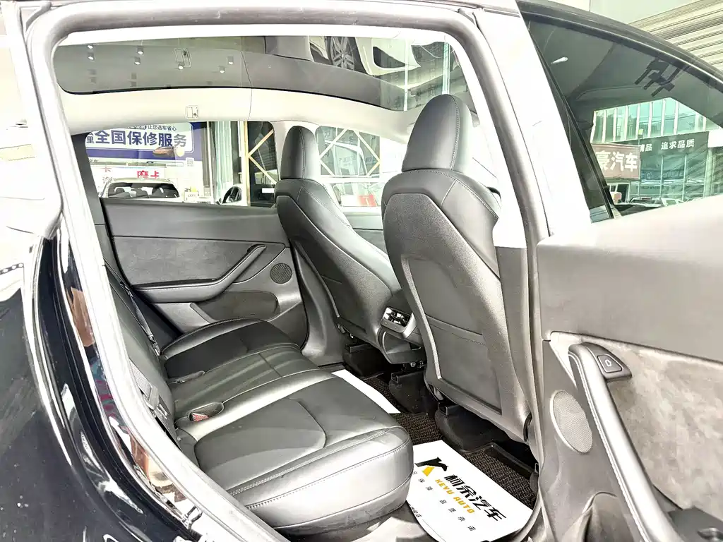 Tesla Model Y — миниатюра 9