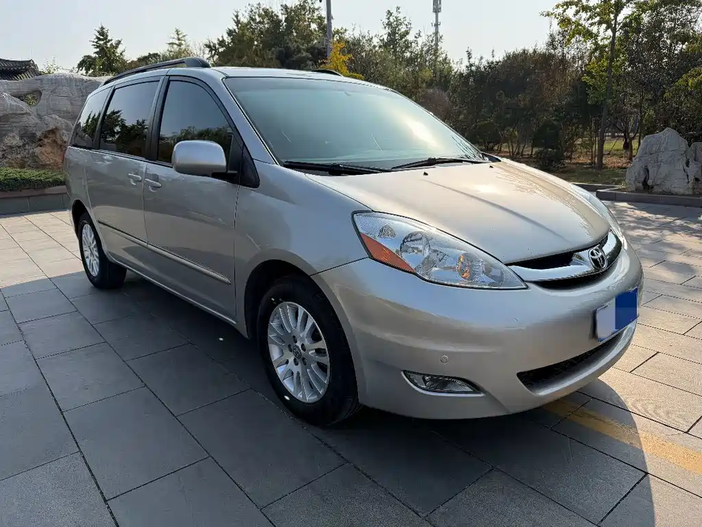 Toyota Sienna — миниатюра 5