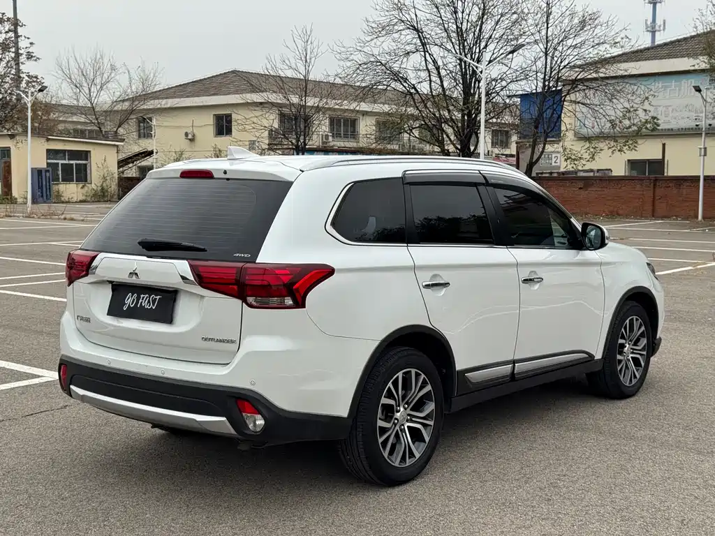 Mitsubishi Outlander — миниатюра 6