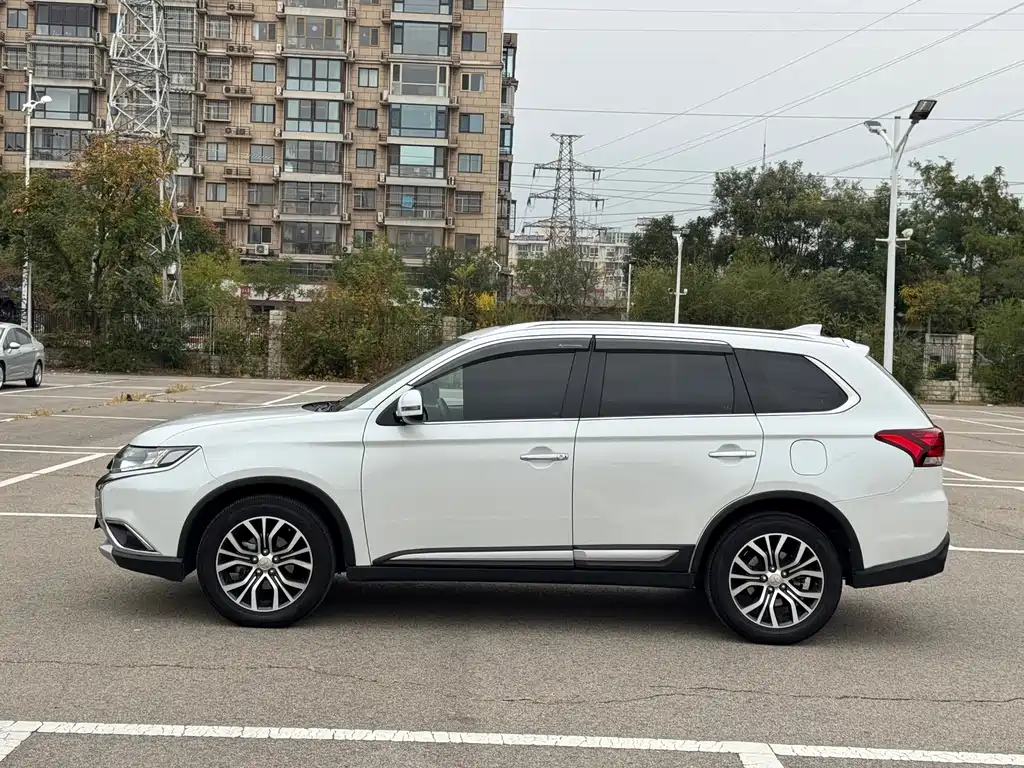 Mitsubishi Outlander — миниатюра 10