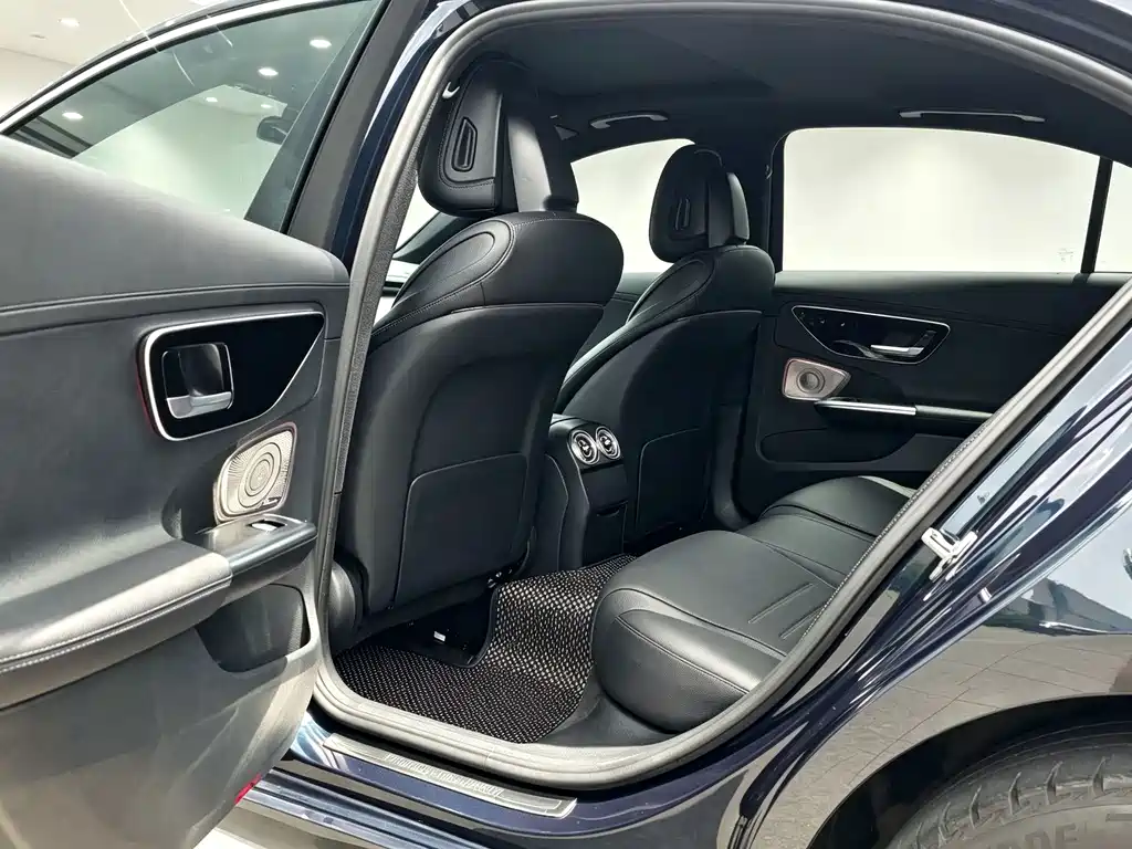 Mercedes-Benz C-Class — миниатюра 6