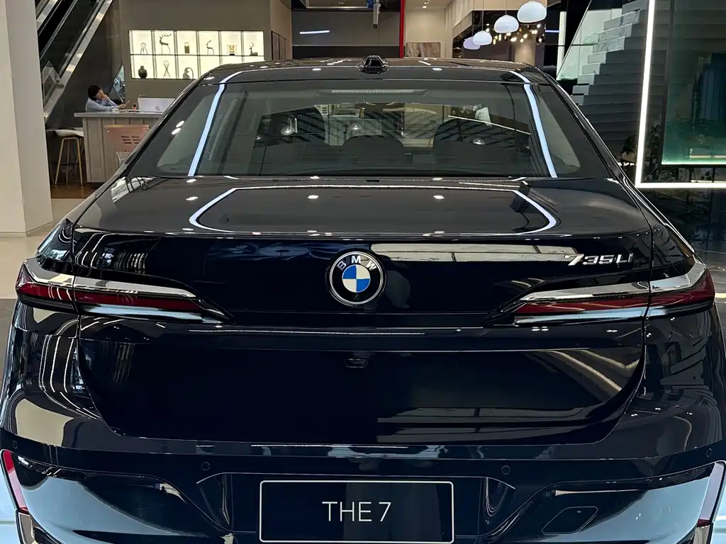 BMW 7 Series — миниатюра 9