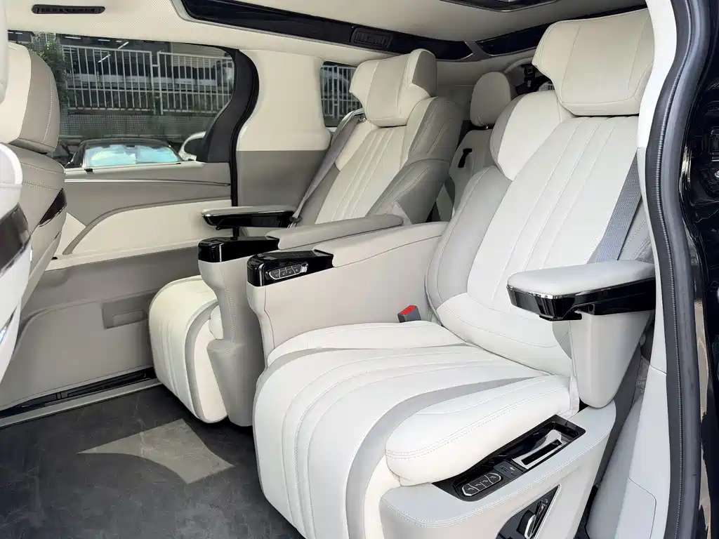 Toyota Sienna — миниатюра 12
