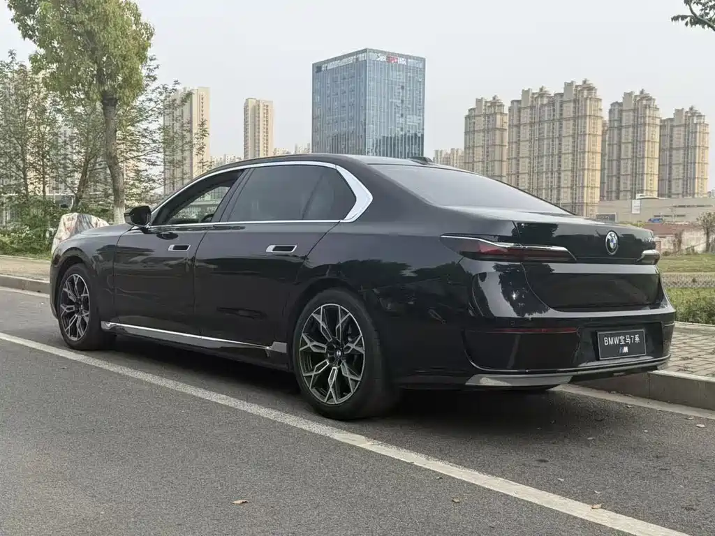 BMW 7 Series — миниатюра 5