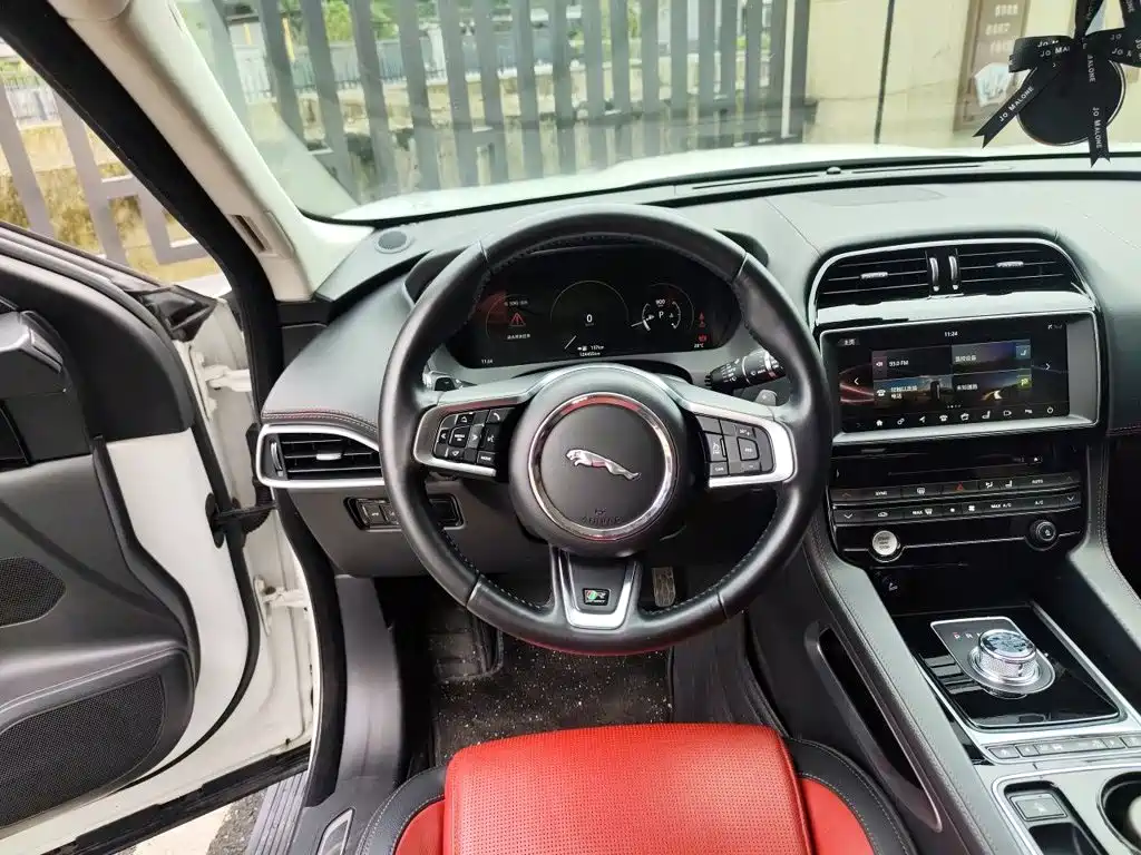 Jaguar F-PACE — миниатюра 3