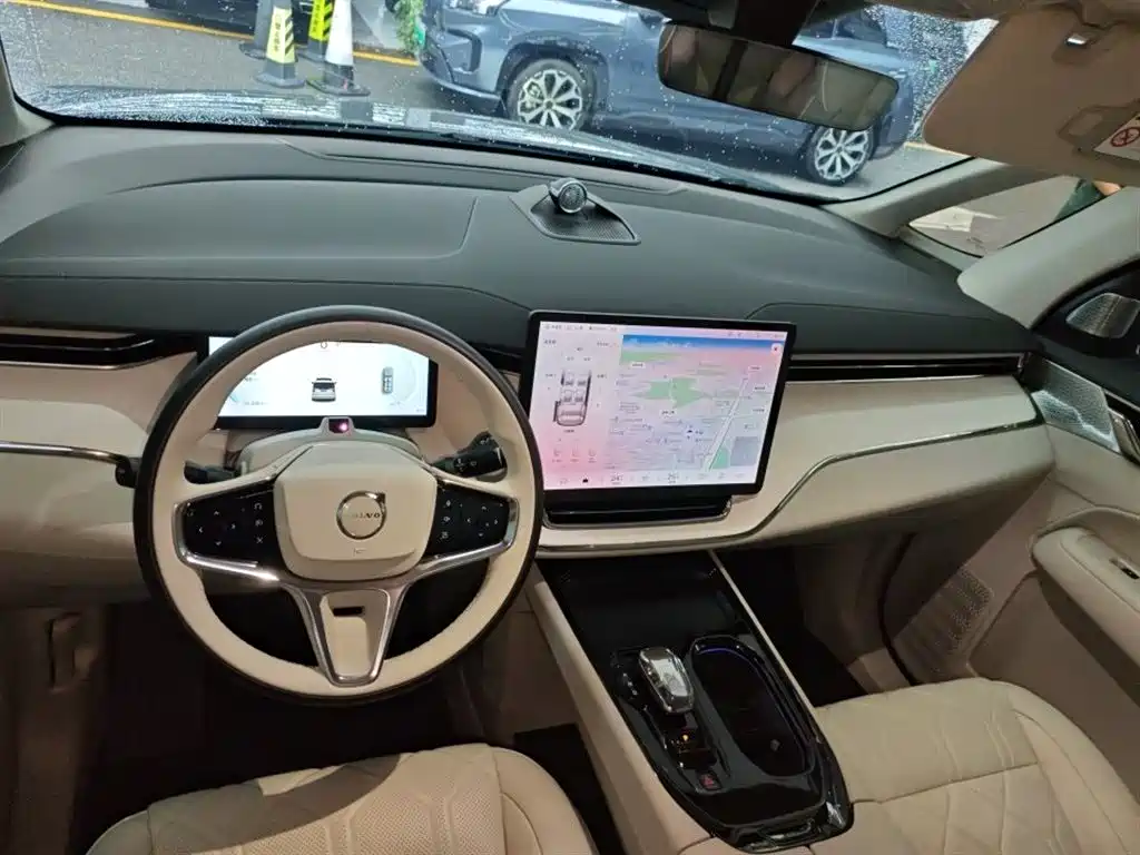 Volvo EM90 2025 Ultra мест