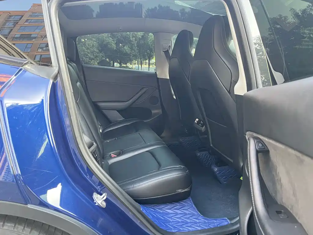 Tesla Model Y — миниатюра 12