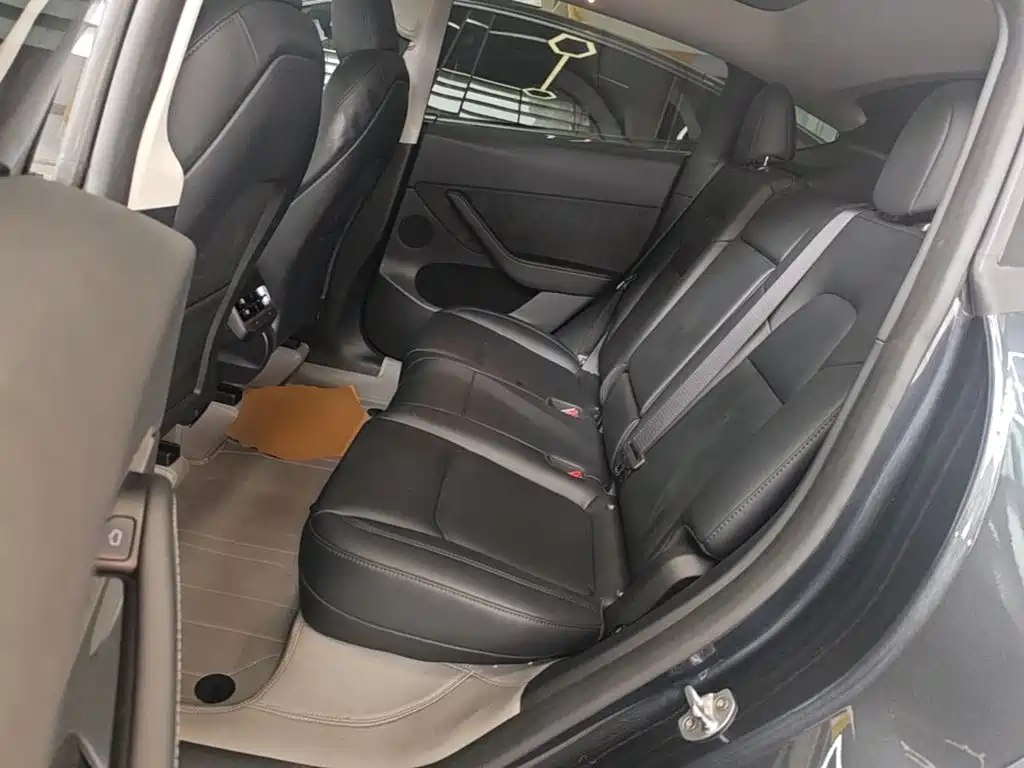 Tesla Model Y — миниатюра 17