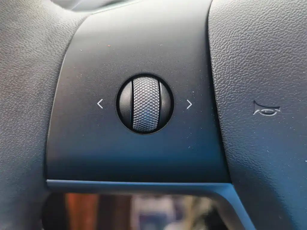 Tesla Model Y — миниатюра 26