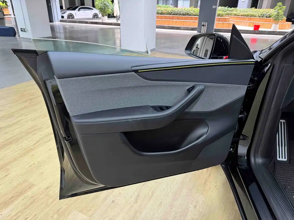Tesla Model Y — миниатюра 6