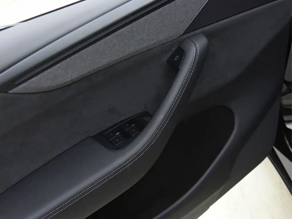 Tesla Model Y L — миниатюра 17