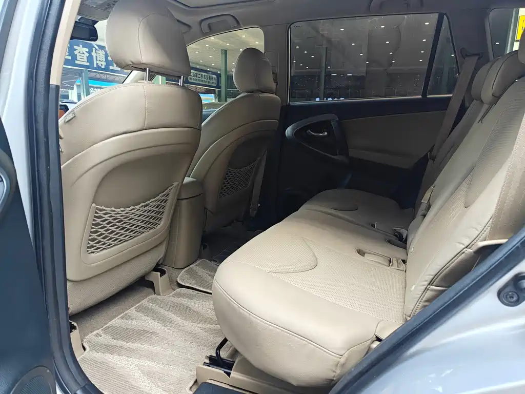 Toyota RAV4 — миниатюра 6