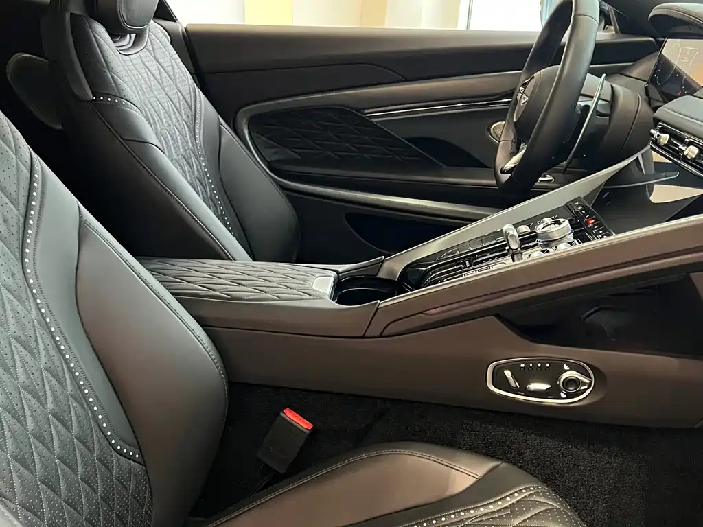 Aston Martin DB12 — миниатюра 10