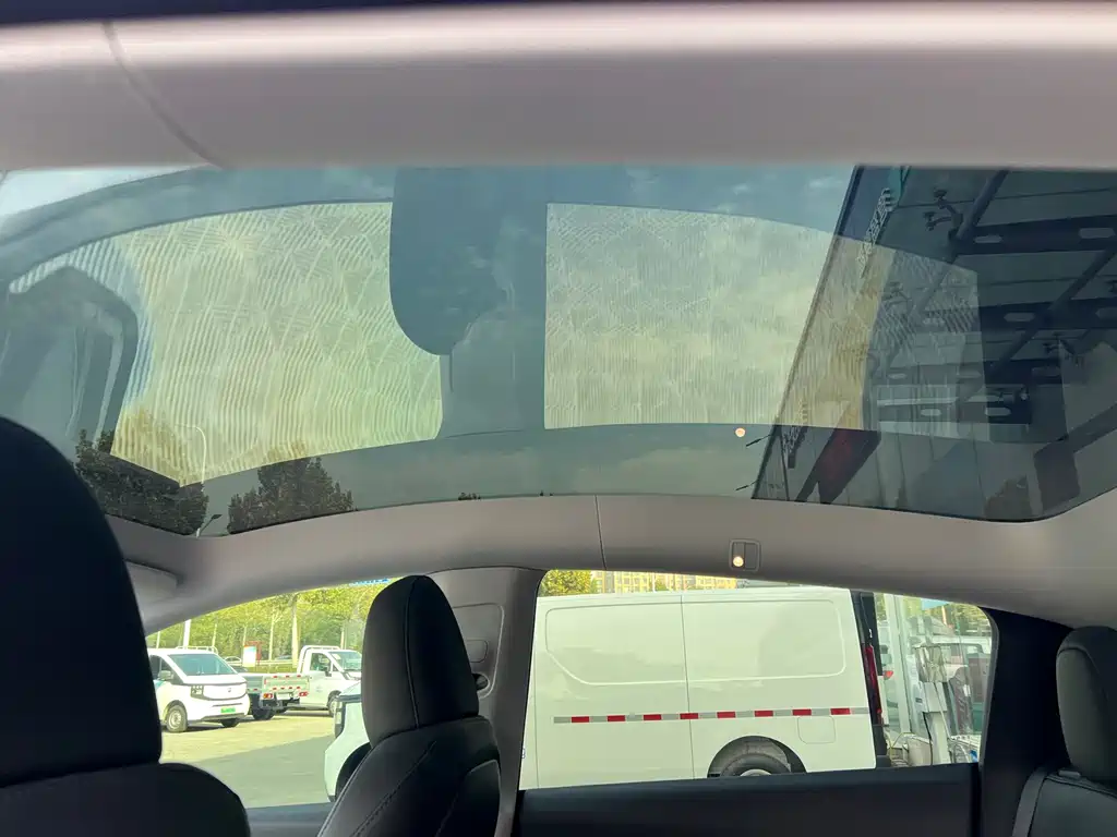 Tesla Model Y — миниатюра 7