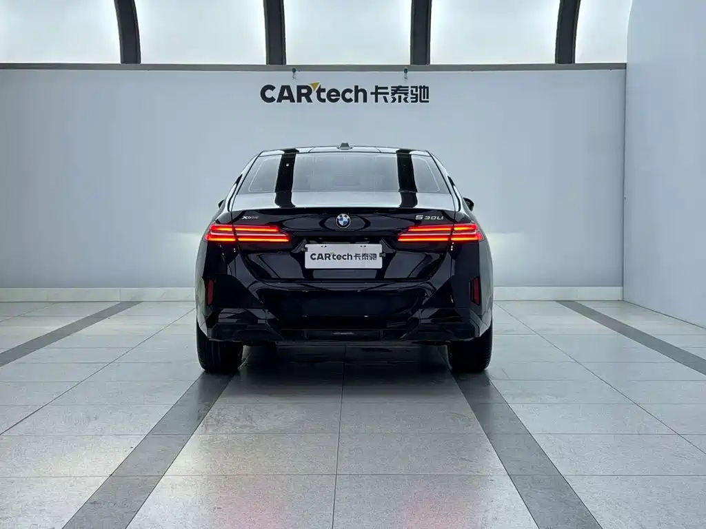BMW 5 Series — миниатюра 10