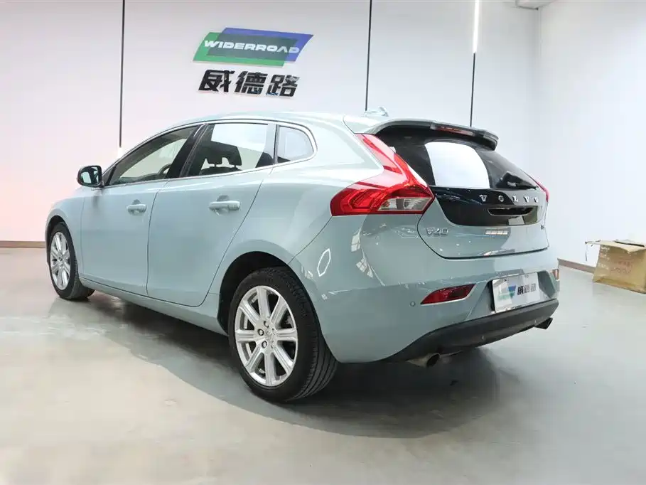 VOLVO V40