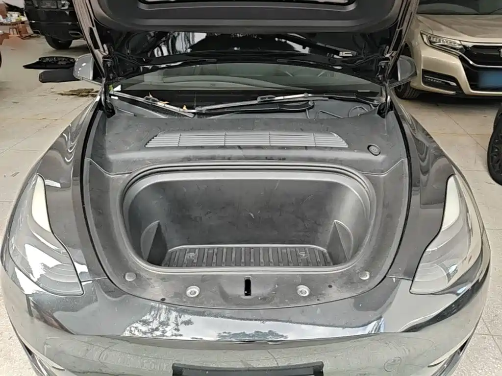 Tesla Model Y — миниатюра 25