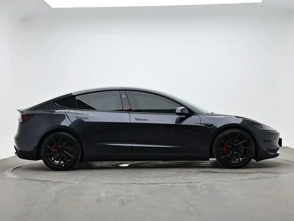 Tesla Model 3 — миниатюра 5