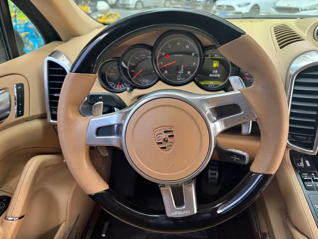 Porsche Cayenne — миниатюра 10