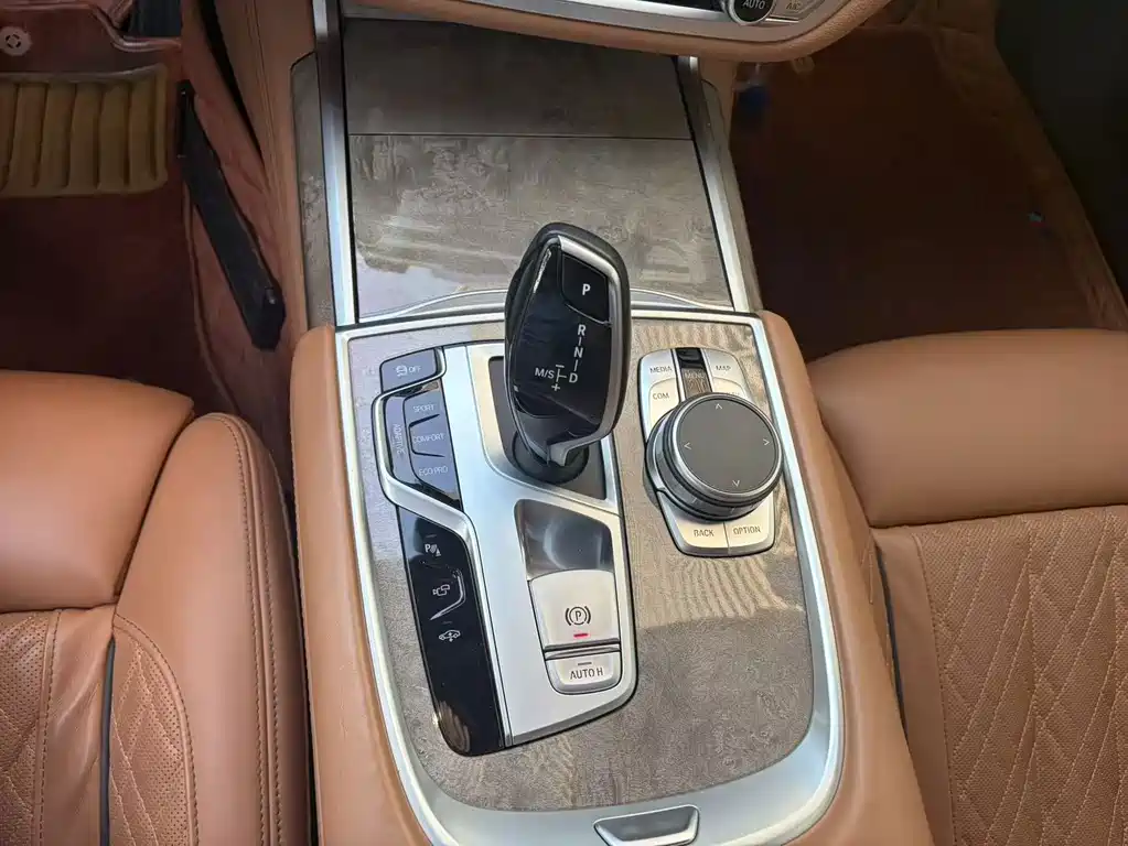 BMW 7 Series — миниатюра 10
