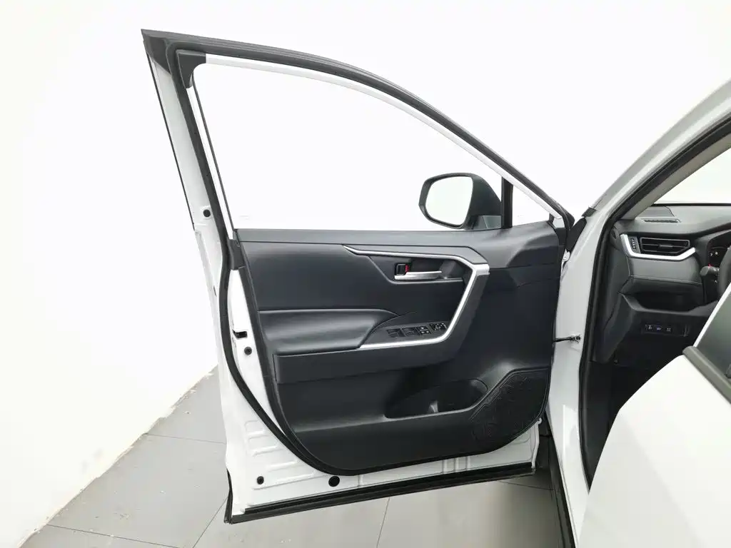 Toyota RAV4 — миниатюра 8