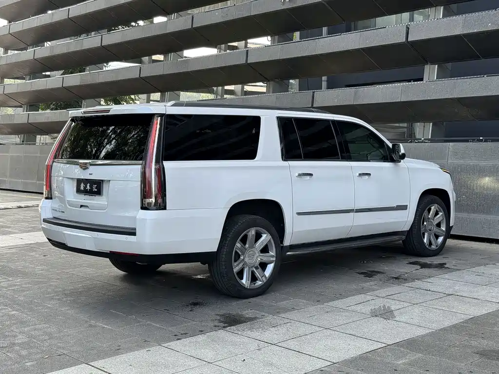 Cadillac Escalade — миниатюра 12