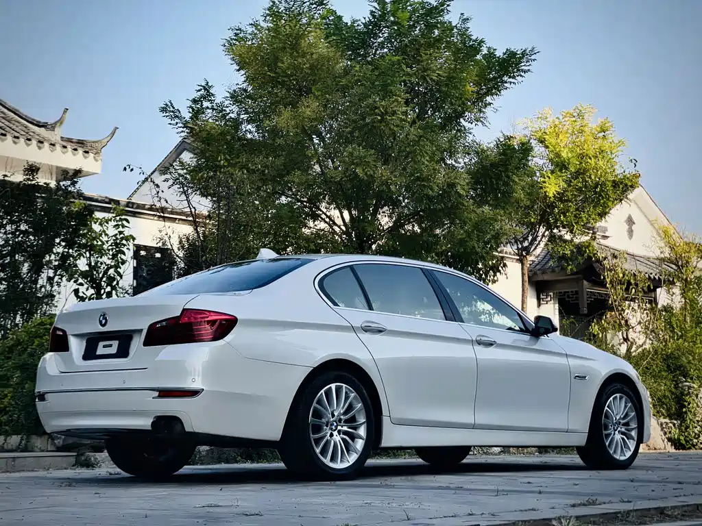 BMW 5 Series — миниатюра 6