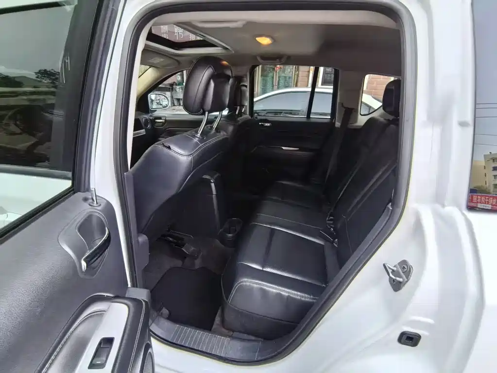 Jeep Compass (Import) 2.4L 4WD Luxury Edition, фото 8