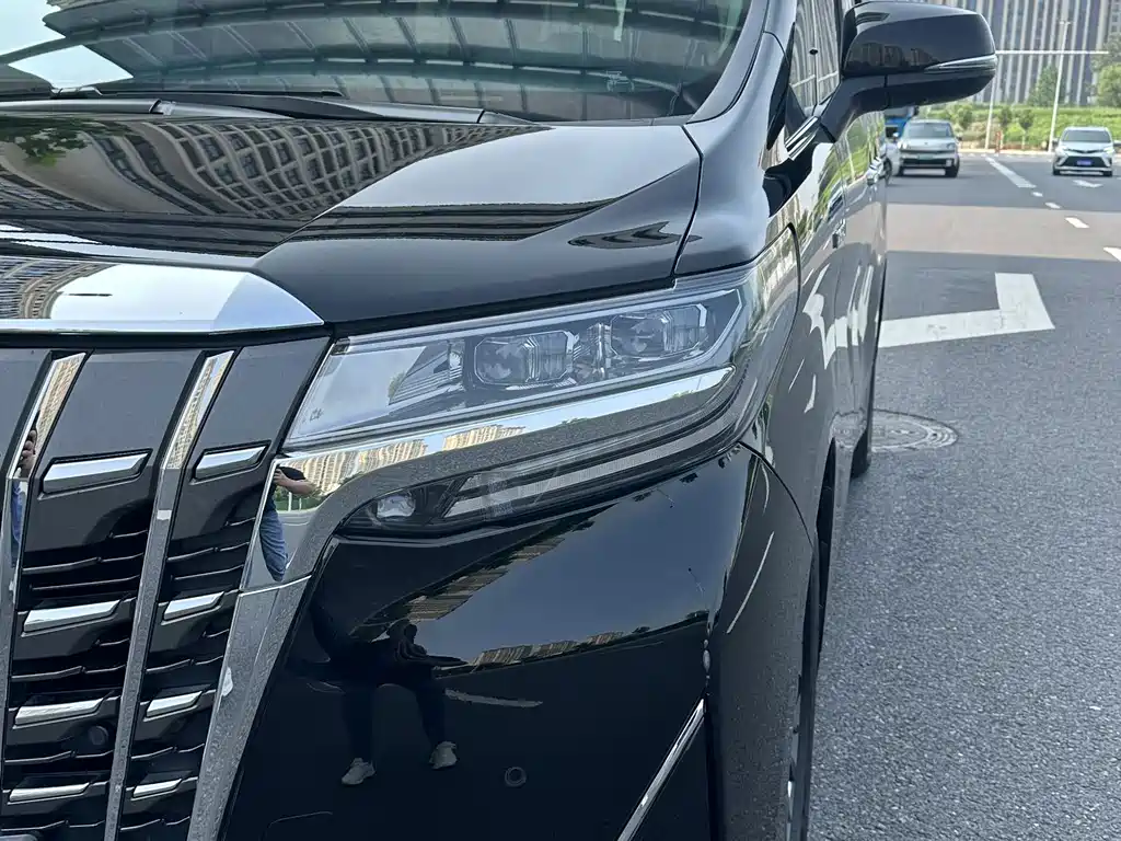 Toyota Alphard — миниатюра 3