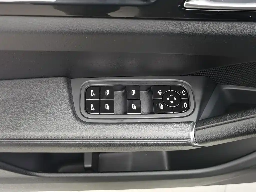 Porsche Cayenne — миниатюра 9