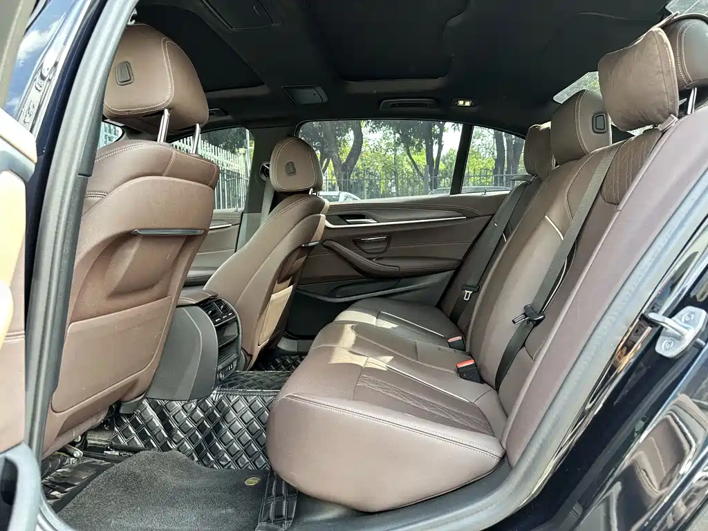 BMW 5 Series — миниатюра 10