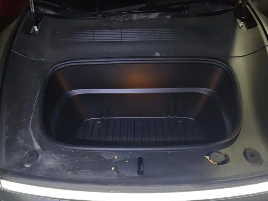 Tesla Model Y — миниатюра 10
