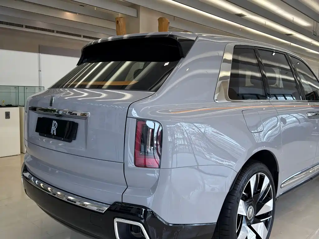Rolls-Royce Cullinan 2026 мест
