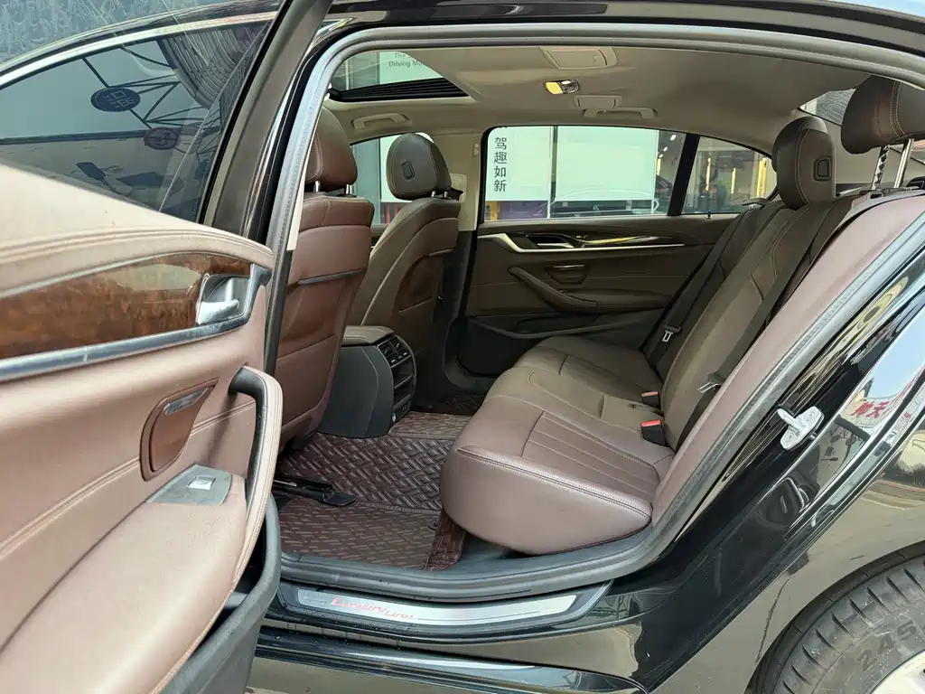 BMW 5 Series — миниатюра 11