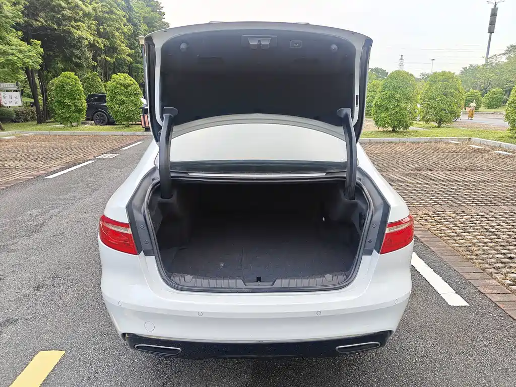 Jaguar XFL — миниатюра 9