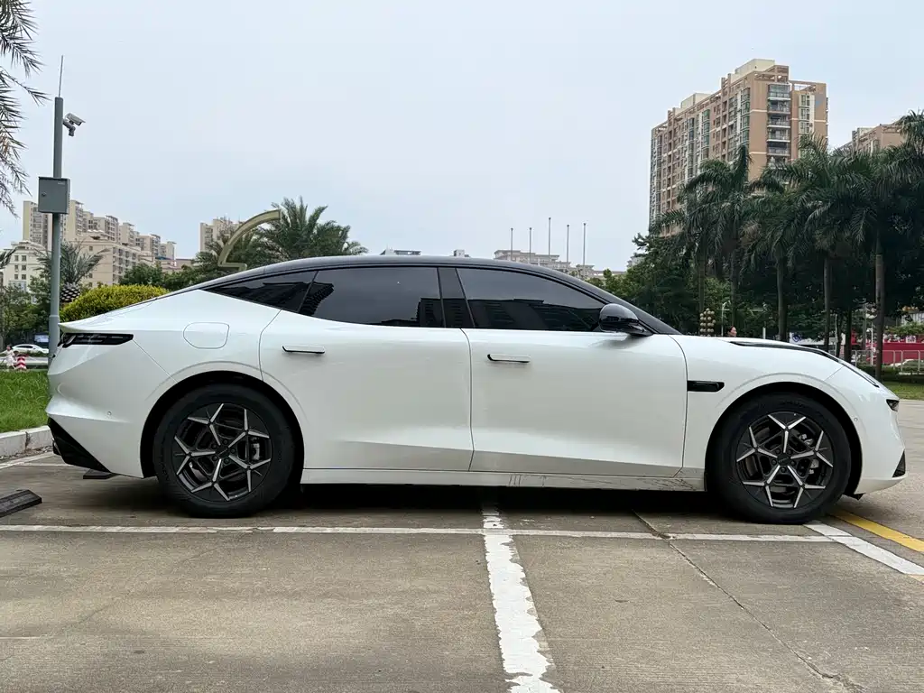 Lynk & Co 10 — миниатюра 6