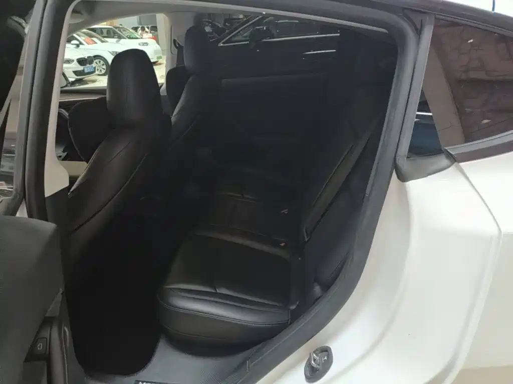 Tesla Model Y — миниатюра 17