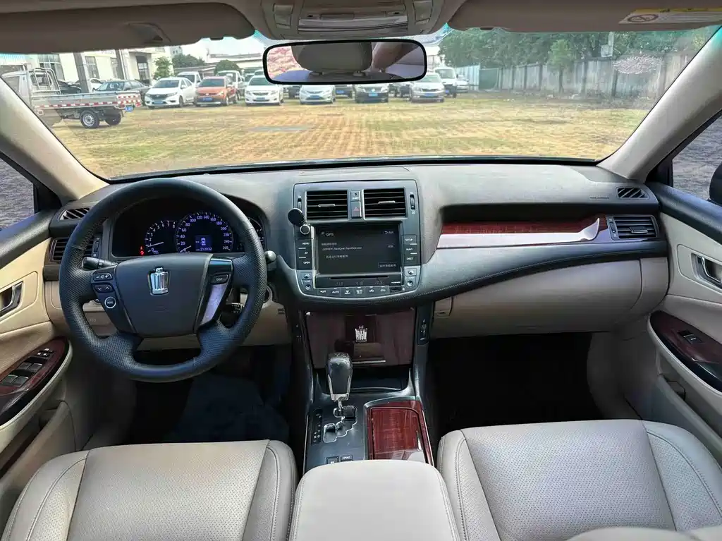Toyota Crown — миниатюра 6