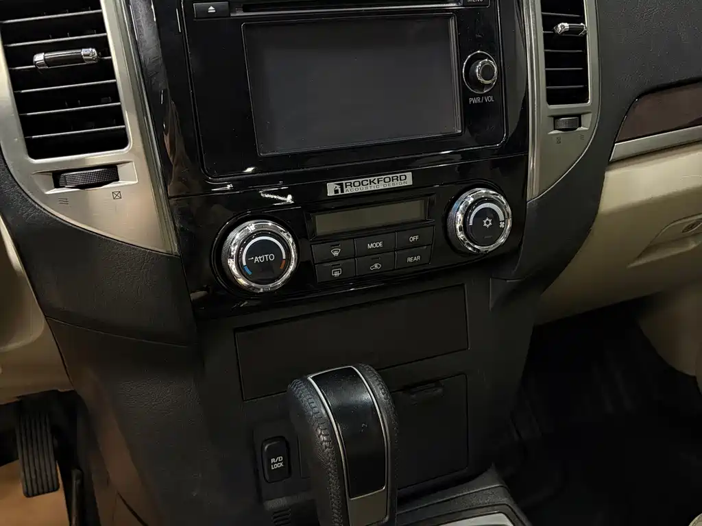 Mitsubishi Pajero (Import) — миниатюра 10