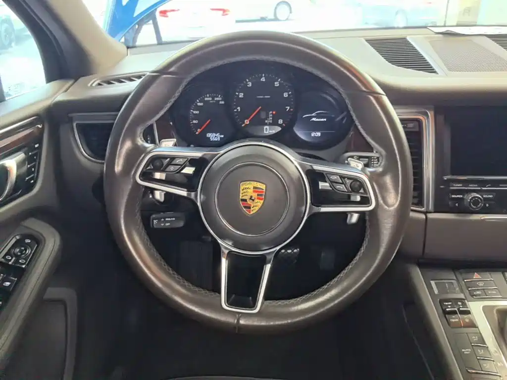 Porsche Macan — миниатюра 11