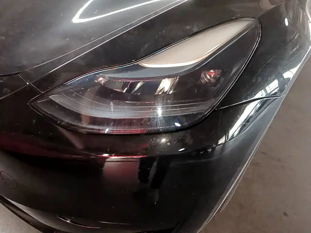 Tesla Model Y — миниатюра 24