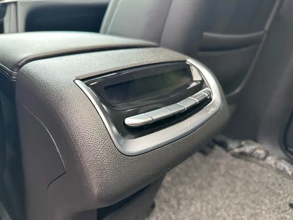 Cadillac XT6 2020 28T мест