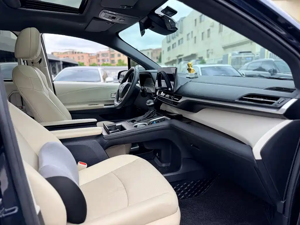 Toyota Granvia — миниатюра 11