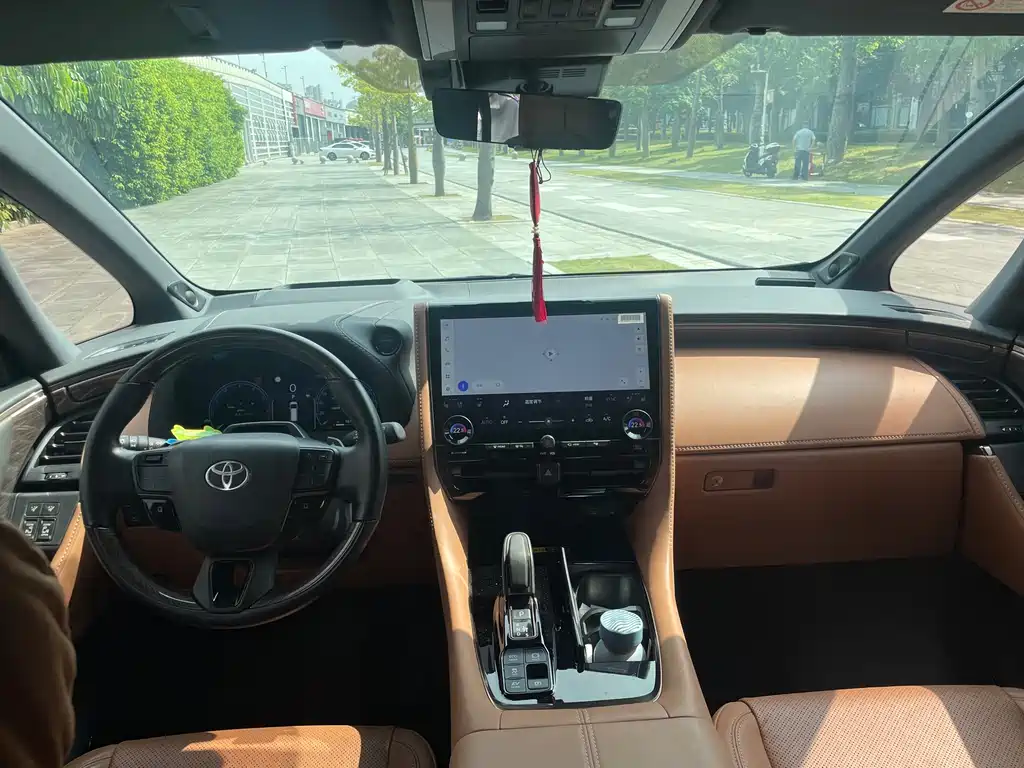 Toyota Alphard — миниатюра 10