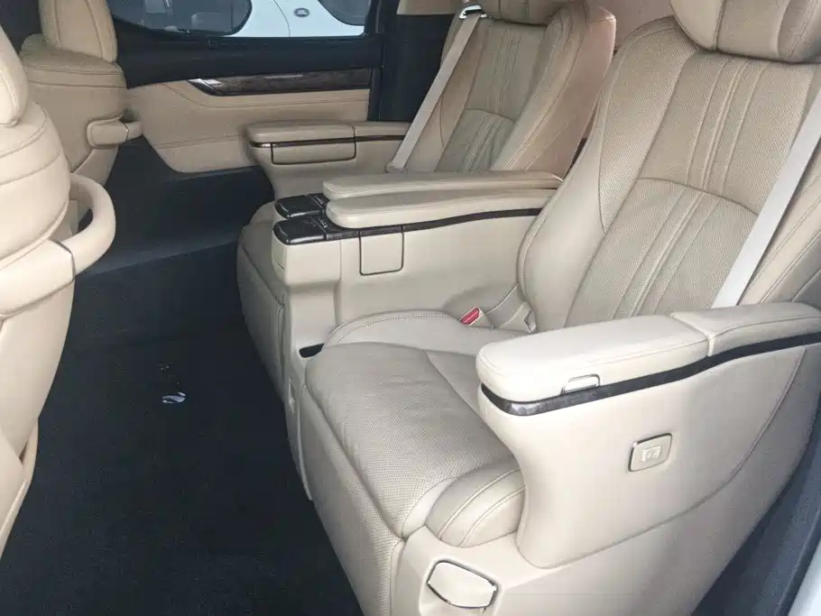 Toyota Alphard — миниатюра 11