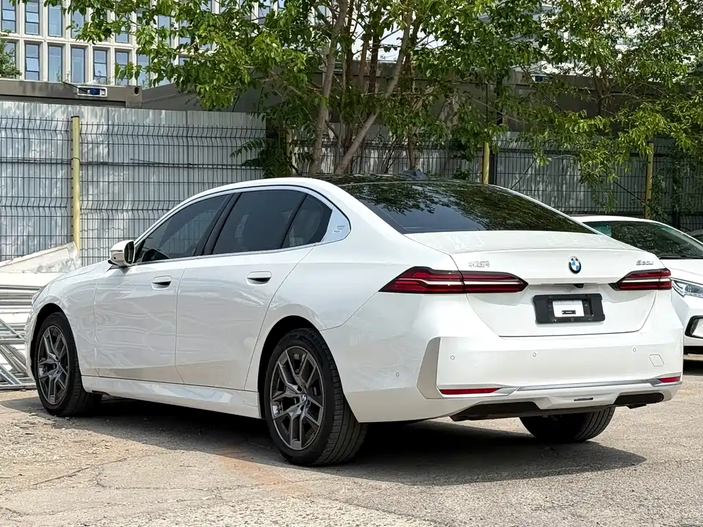 BMW 5 Series — миниатюра 6