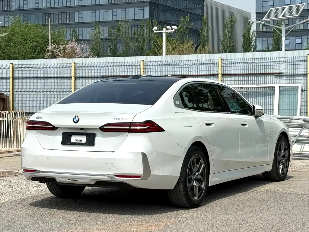 BMW 5 Series — миниатюра 4